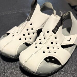 Nike Kids White and Gray Sandals